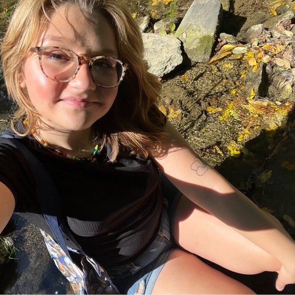 Meet your Posher, Madison - Picture 3 of 3